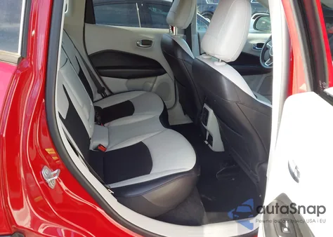 2019 Jeep Compass Sun And Wheel Fwd z USA, uszkodzony, nr VIN 3C4NJCBB4KT769741